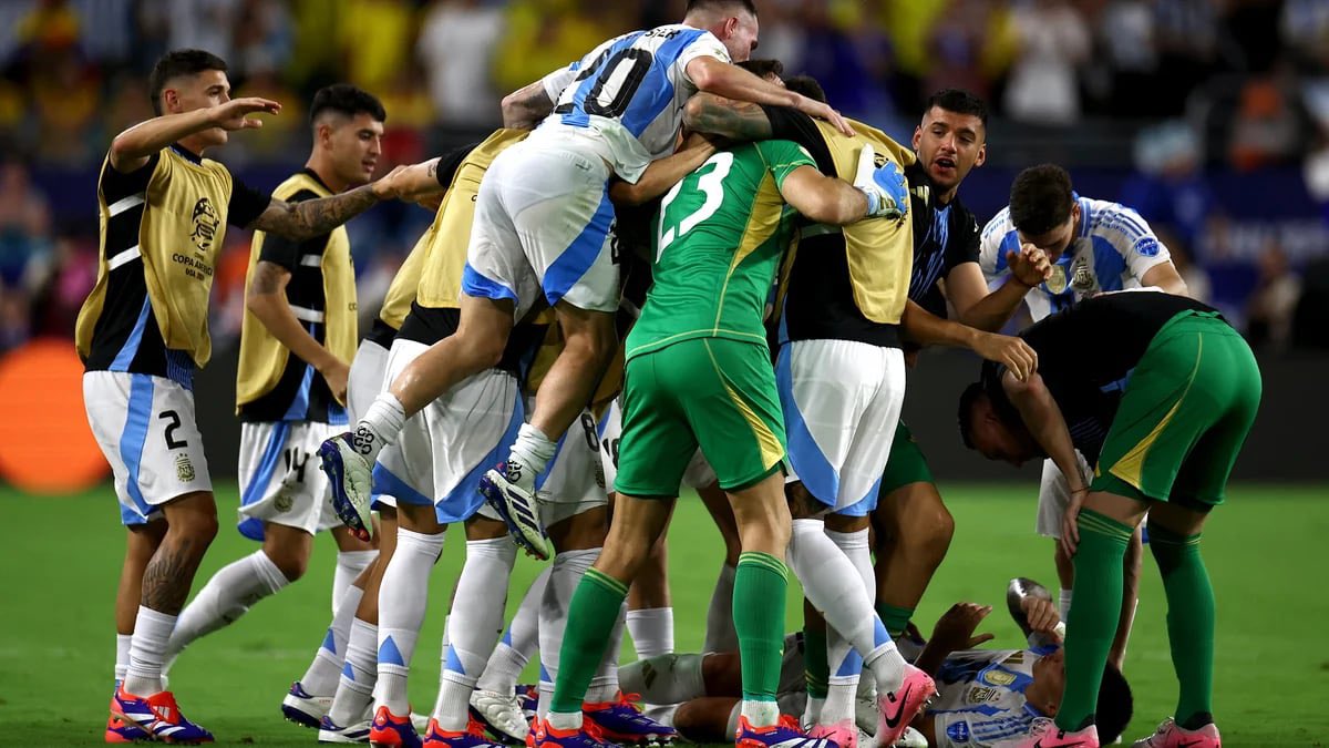 ITROriginal's tweet photo. 🏆ARGENTINA GANA LA COPA AMÉRICA: LAUTARO MARTÍNEZ SELLA EL TRIUNFO

📌Argentina se ha coronado campeón de la Copa América tras vencer a Colombia en una final llena de dramatismo y tensión en el Hard Rock Stadium de Miami. 

📌El gol decisivo llegó de los pies de Lautaro Martínez, quien aprovechó un pase al vacío de Giovani Lo Celso para definir con precisión dentro del área ante la salida del portero Camilo Vargas.