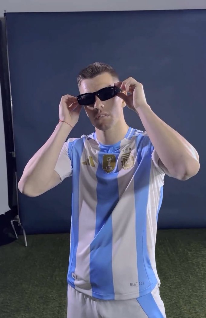 14y22xLakdemia's tweet photo. siempre en el barco de Giovani Lo Celso. juega para los que saben. MAMEN🏆🇦🇷 https://t.co/uBTSZmMubu