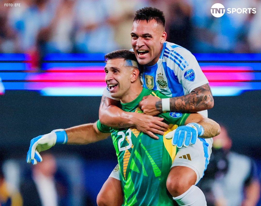 Nicoaguero18's tweet photo. La selección más grande del mundo! Por esto nos odian, por esto nos critican, y nos desprecian. ES EL PRECIO QUE PAGAMOS POR SER LOS MEJORES, Y GANARLES A TODOS!
Gracias Messi. Gracias Di María. Gracias De Paul. Gracias Dibu. Gracias Scaloni. GRACIAS A TODOS!
Y DALE CAMPEÓN!🇦🇷🙌🏻 https://t.co/OYBytK4KVN
