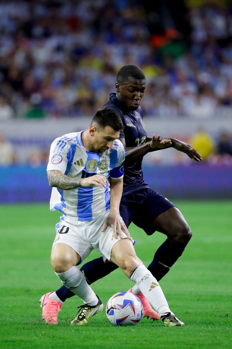 ChoboAlvarez's tweet photo. Argentina se corona campeón tras cinco triunfos y un empate. Anotó nueve goles y recibió solo uno. La única selección que a la que no pudo derrotar en su camino y que le anotó fue Ecuador 

Tenemos con que 🇪🇨💪 https://t.co/BIB4LW9h6T