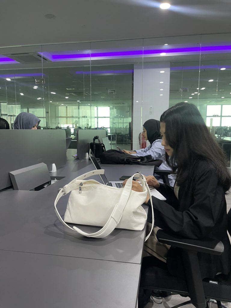 hzqtpro's tweet photo. Al kisah hari isnin

Tiba tiba ada orang duduk sebelah saya dan terus mintak password wifi, katanya mereka dari semarang. 

Siapa ni? Apa saya perlu buat ni? Mohon komen di bawah https://t.co/jt1eAMcC6r
