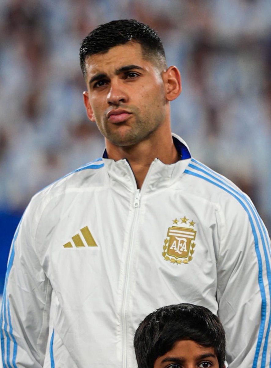 Este hombre ya es idolo de la selección. Es indiscutible, yo voy a hablarle a mis hijos del Cuti Romero. De que llegaba a todos los cruces, de que nunca lo ví perder de arriba, que era el único ser capaz de ser asesino dentro de la ley. Idolo total.