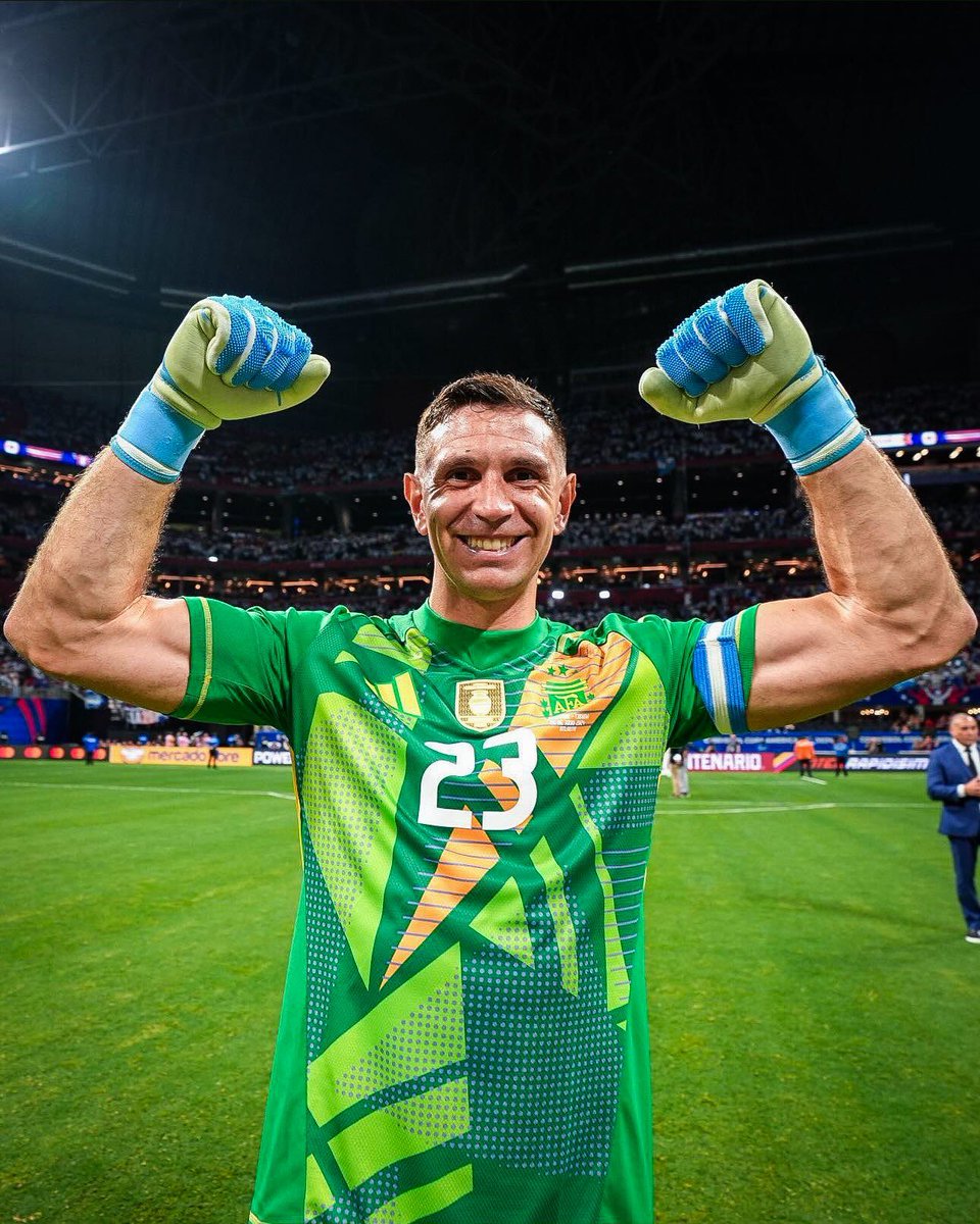 🏅🇦🇷 DIBU MARTÍNEZ ELEGIDO COMO EL MEJOR ARQUERO DE LA COPA AMÉRICA 2024.

🤯 Recibió SÓLO un gol, y atajó DOS PENALES.

El mejor arquero del mundo. 🚬