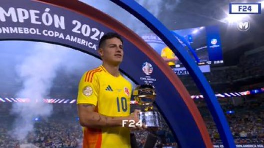 James Rodriguez con el premio al mejor jugador de la Copa América 2024

MÁS QUE MERECIDO 👏🏻🇨🇴