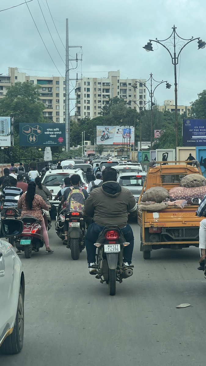 suyashjoshi's tweet photo. @PuneCityTraffic @SmartPune @mohol_murlidhar 
Every morning scene at Rajaram Bridge moving from Sinhgad Road to Karve Nagar. Bridge gets jammed because no traffic police or signal at other end.  Please look into this. 
P.S. - Till few years back this was light vehicle only bridge https://t.co/mz8u00axss