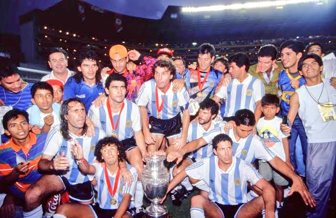 LalaFernanU's tweet photo. Muchachos 👀

En 1993 Argentina salió bicampeon de la @CopaAmerica.

En 1993 @Universitario salió bicampeon del fútbol peruano.

Curiosidades: En 1993 Alfonso Dulanto jugaba de defensa en @Universitario. En la actualidad su hijo Gustavo Dulanto es defensa del primer equipo. https://t.co/TmDpA9Ozvd