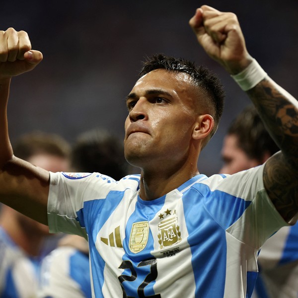 Pídanle perdón de a uno. 
LAUTARO JAVIER MARTINEZ, el mejor 9 del mundo🐂