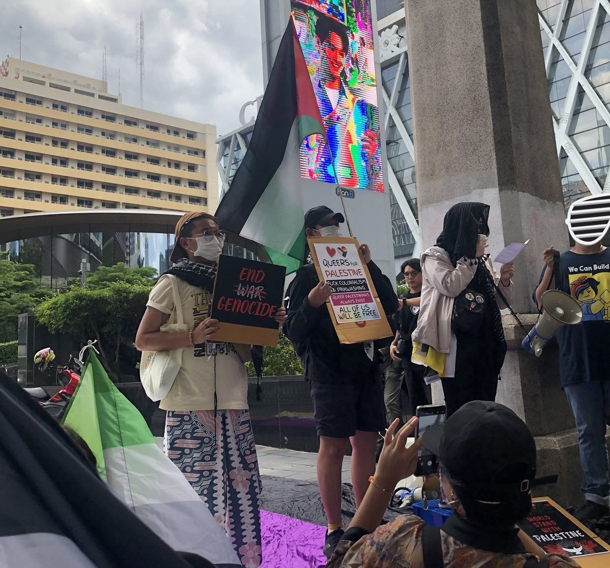 THforPalestine's tweet photo. #NonBinaryRising
14 July 2024 | Bangkok, Thailand
วันนี้ เราขอร่วมเรียกร้อง เพื่อปลดแอกเควียร์ เพื่อปลดแอกนอนไบนารีผู้ไม่ขึ้นกับระบบสองเพศ และเพื่อปลดแอกมนุษย์ทุกคน จากความอยุติธรรมที่ท่วมท้นในโลกใบนี้
#NoPrideInGenocide #FreePalestine #ThailandforBurma #ปาเลสไตน์ #เมียนมา https://t.co/BNPsi6ylWd