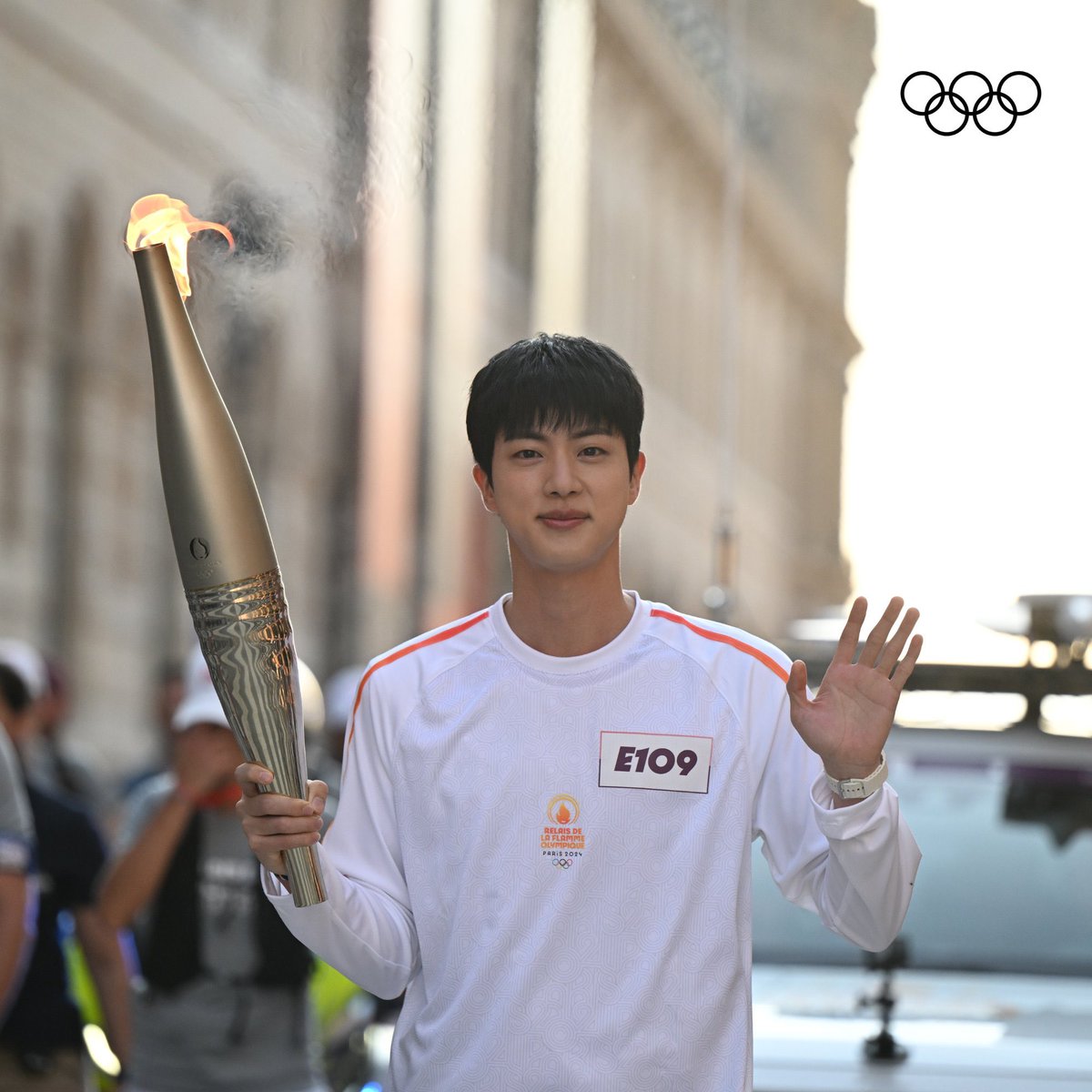 WORLDMUSICAWARD's tweet photo. #Jin proudly carries the flame at the Olympics Torch Relay in Paris on Bastille day with just 11 days to go until #Paris2024! 🇫🇷!👏👨‍🎤🔦🔥◯‍◯‍◯‍◯‍◯🏅🏆🏟🇫🇷👑❤️‍🔥💙

OLYMPIC TORCHBEARER JIN  
JIN CARRIES THE FLAME 
#JinxOlympics2024 #석진_성화들고_달려

https://t.co/v0YRCDLQz8 https://t.co/5SzJR8PN70
