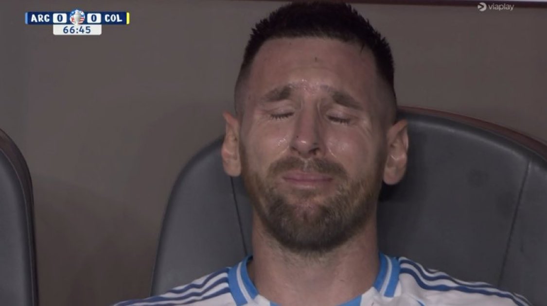 pineapplechan97's tweet photo. Increíble que hayamos tenido estas dos imágenes en un día lpm La vivimos como él. TE AMAMOS CAPITÁN 
GRACIAS SELECCIÓN !!! https://t.co/5uMmFt244j