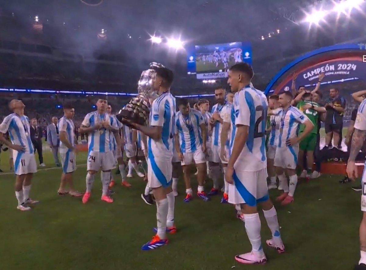 redjose627's tweet photo. #URGENTE @Argentina gana la @CopaAmerica al imponerse al seleccionado de #Colombia 1 x 0, partido que sirve de despedida de la selección de @angeldimariajmm #Argentina https://t.co/u84plLVbeL