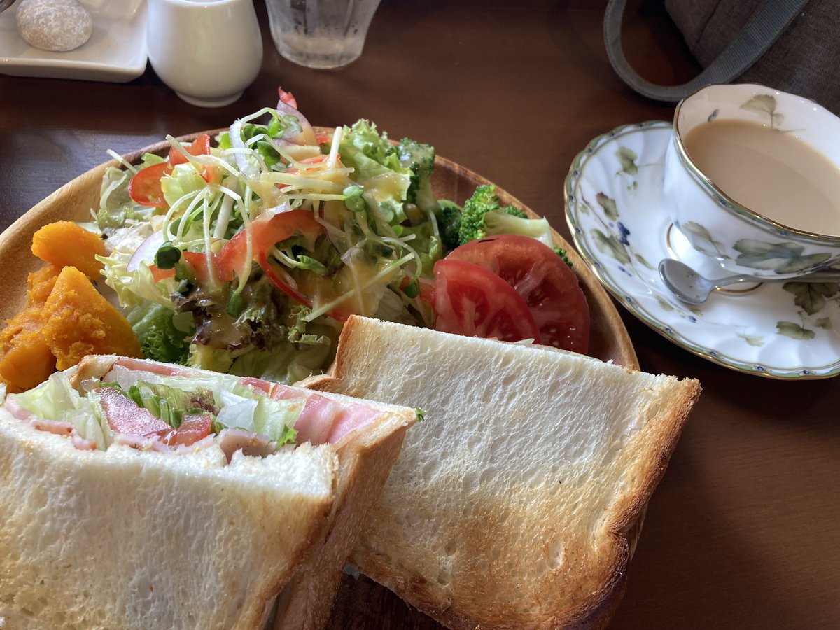 883rTac's tweet photo. ランチは奥さんとご近所の人気カフェへ。奥さんはBLTサンドわたしはピザトーストのプレート。デザートでチーズケーキ。美味しかったぁ。カフェの軒先には子育て中のツバメ。
#ランチ
#Tcafe https://t.co/S71BetqxKH