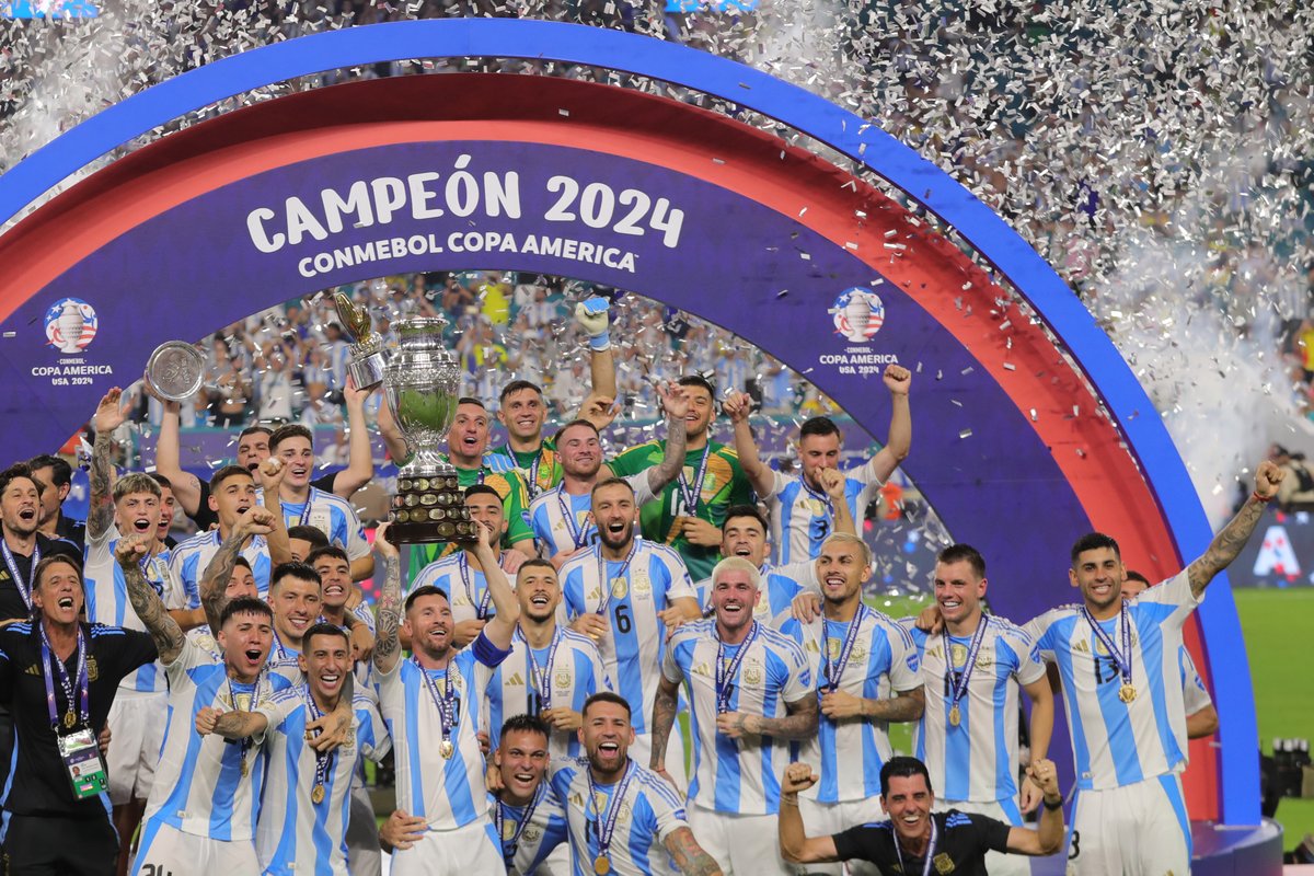 ¡ASÍ LEVANTARON LA COPA DEL BICAMPEONATO!

La Selección Argentina le ganó a Colombia sobre el final y, tras el triunfo, MESSI, OTAMENDI Y DI MARÍA pusieron en más alto la bandera Albiceleste. Y la COPA, también.