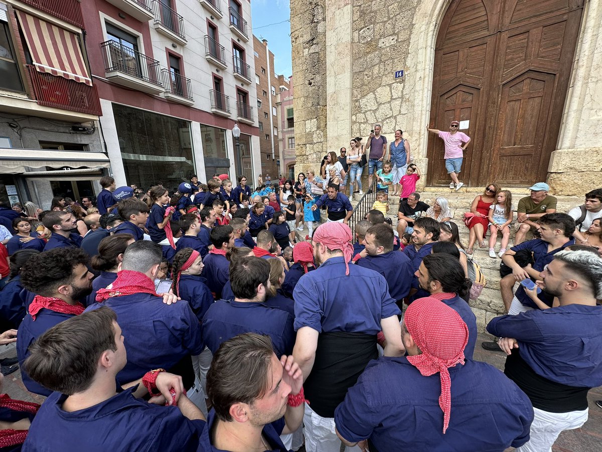 atorress8's tweet photo. Les diades a casa son sinónim de bon ambient i germanor. I és que, al Serrallo, ens agrada tractar bé les colles que ens visiten.
#castellers #elserrallo #tarragona https://t.co/DdItfGTvbx