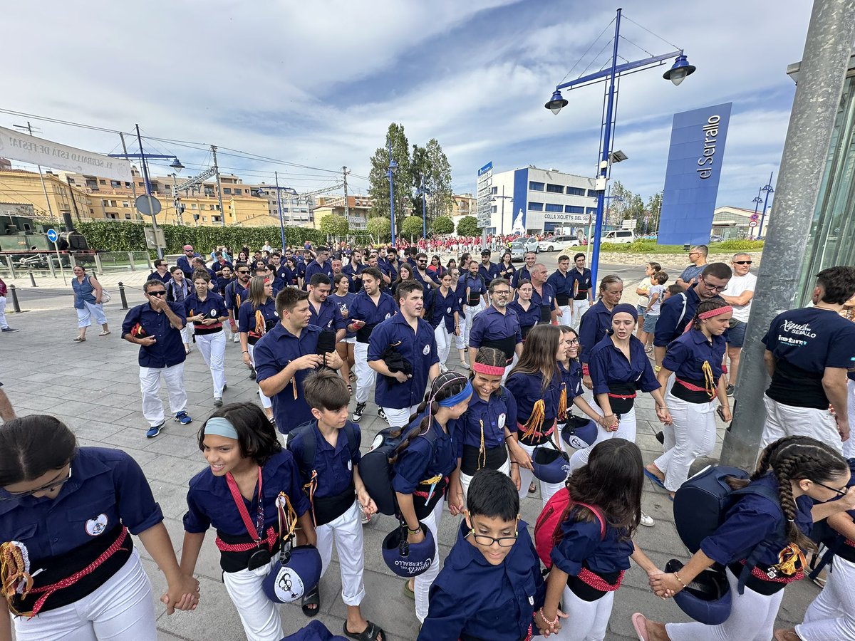 atorress8's tweet photo. Les diades a casa son sinónim de bon ambient i germanor. I és que, al Serrallo, ens agrada tractar bé les colles que ens visiten.
#castellers #elserrallo #tarragona https://t.co/DdItfGTvbx