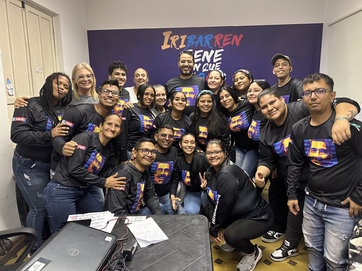 LuisJonasReyes's tweet photo. Pasada la media noche y la muchachada de la sala Situacional del @PartidoPSUV Iribarren se encuentran activos recibiendo la información de cada una de las ubch de nuestro Municipio con relación a las tareas asignadas el día de hoy. Seguimos construyendo la victoria https://t.co/neFQ9qbFBs