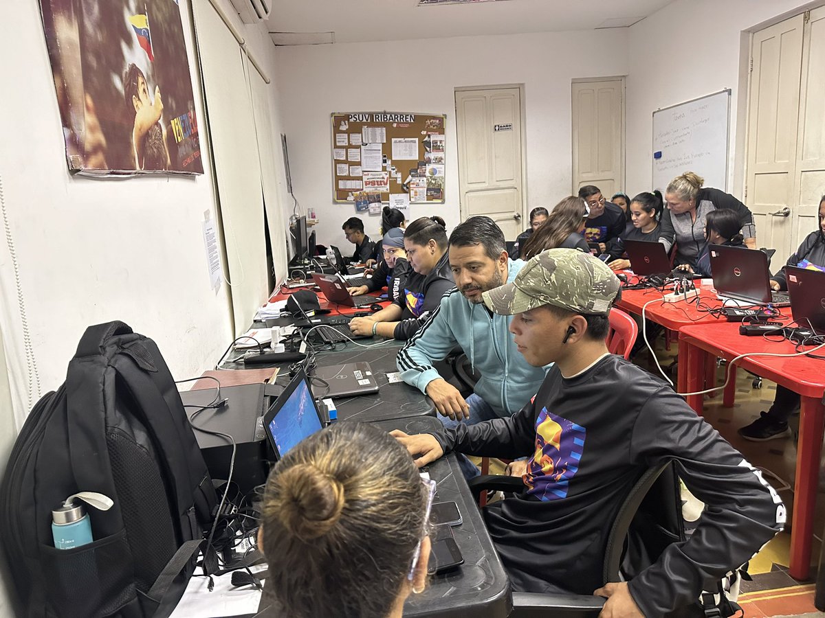 LuisJonasReyes's tweet photo. Pasada la media noche y la muchachada de la sala Situacional del @PartidoPSUV Iribarren se encuentran activos recibiendo la información de cada una de las ubch de nuestro Municipio con relación a las tareas asignadas el día de hoy. Seguimos construyendo la victoria https://t.co/neFQ9qbFBs