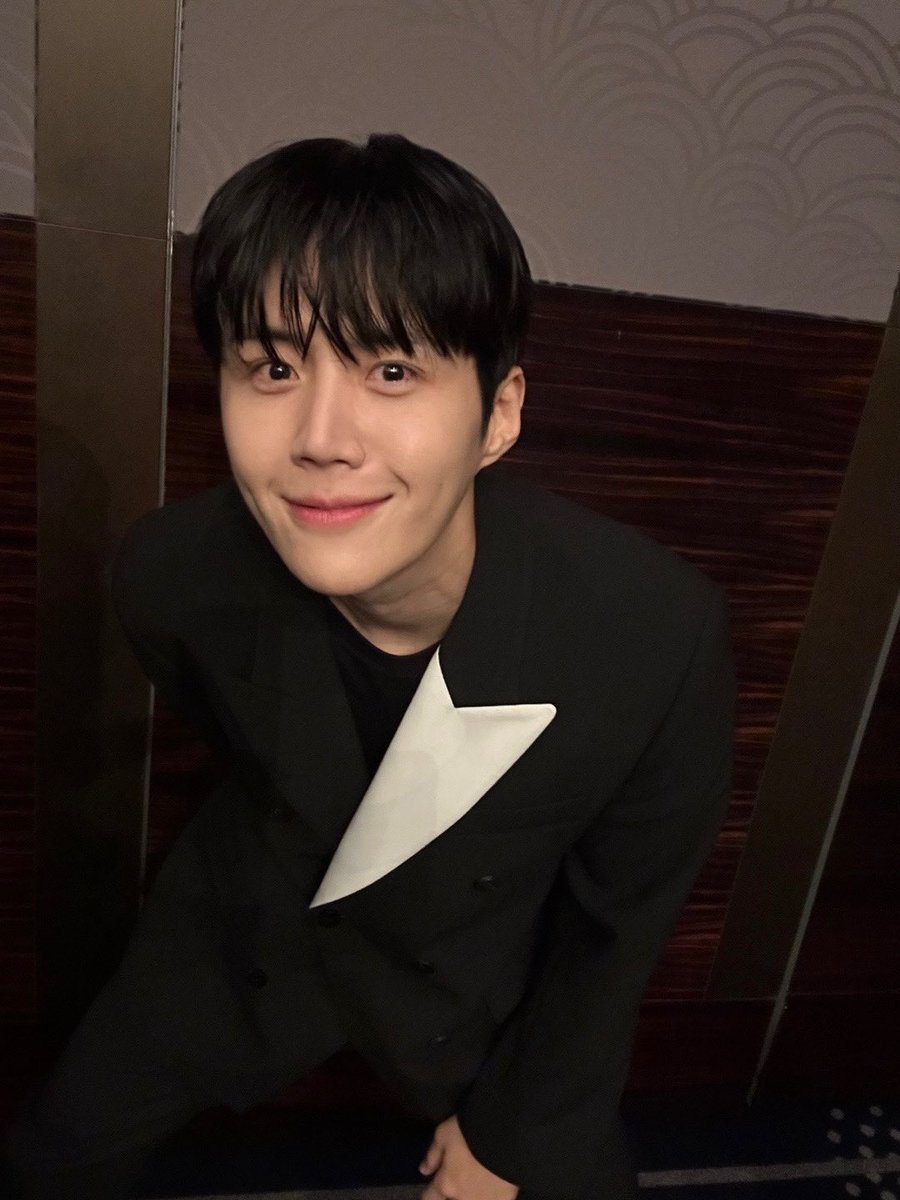 tteokkbokkie's tweet photo. [KIM SEONHO WEVERSE UPDATE]

여러분 잘 지내고 계시나요 ?
오늘 <폭군> 제작보고회 왔어요:)
오늘 하루도 같이 파이팅 해요 . 아자자 !!! https://t.co/vteejoKZ0N