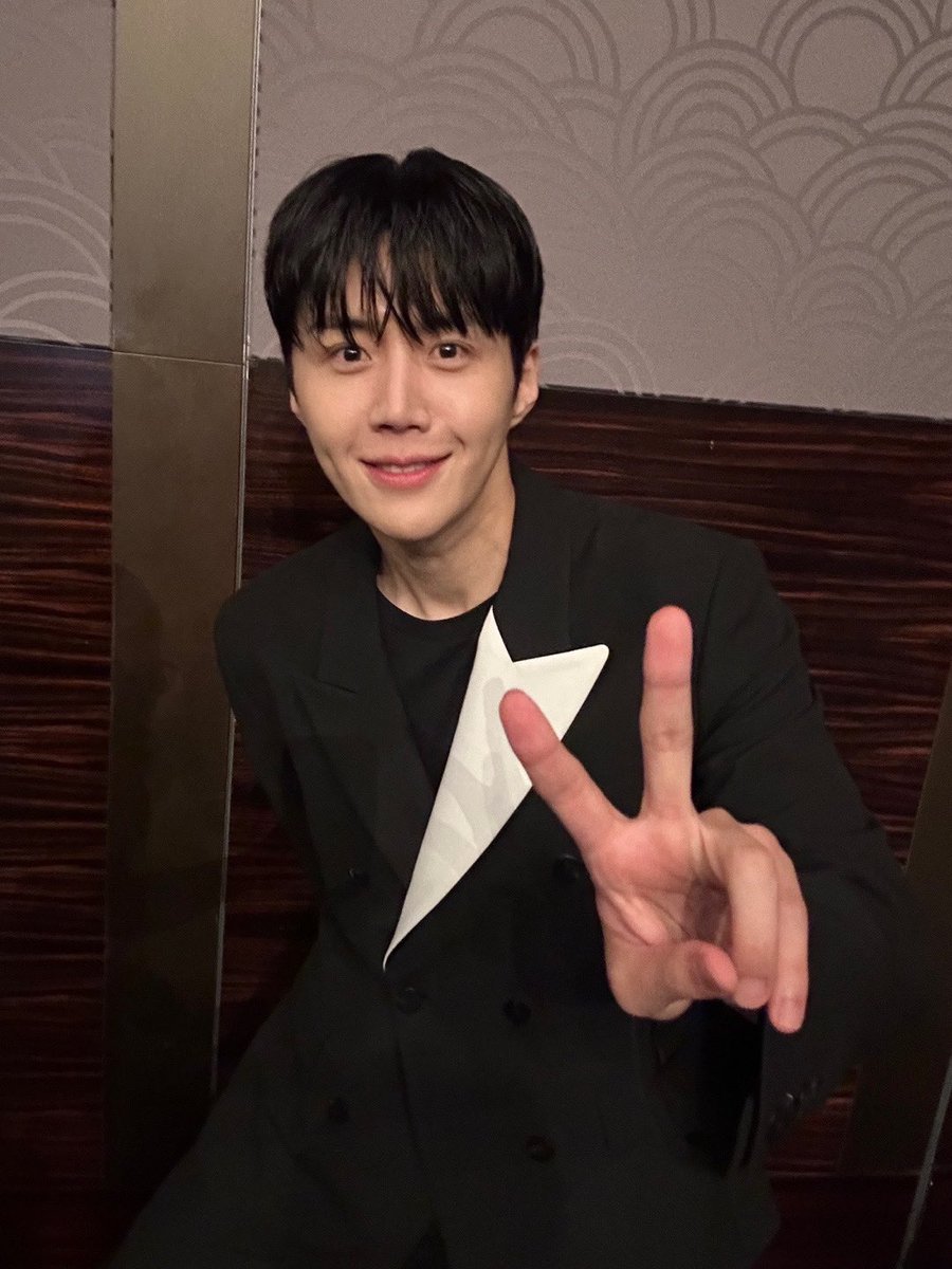 tteokkbokkie's tweet photo. [KIM SEONHO WEVERSE UPDATE]

여러분 잘 지내고 계시나요 ?
오늘 <폭군> 제작보고회 왔어요:)
오늘 하루도 같이 파이팅 해요 . 아자자 !!! https://t.co/vteejoKZ0N