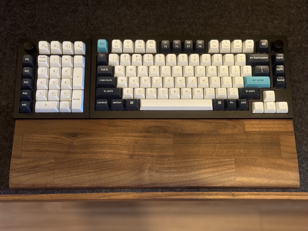 PushCool's tweet photo. Keychron Q1 Max とKeychron  Q0  Maxの組み合わせ、控え目に言ってもかなりいい感じ。
必要に応じてテンキーをフレキシブルに動かせるのは思っていた以上に良き。手持ちのウォールナットのパームレストとの相性も非常に👌

この配色も好きなんだけど、キーキャップ変更してみようかなって考え中。

※Q1  Maxの技適問題については引き続きKeychron  Japanと絶賛対応協議中。
#Keychron #Keyboard