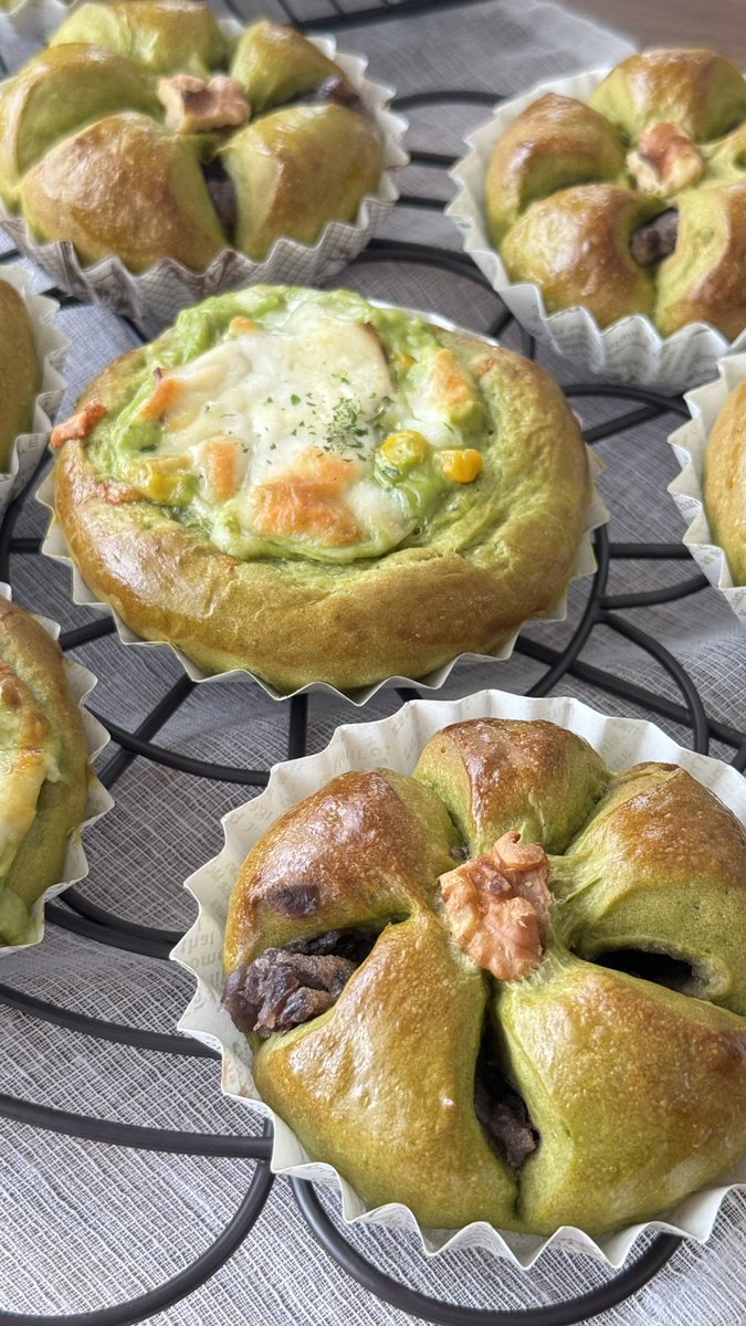 明日葉パウダーのパン試作中！
9月か10月に1dayレッスンの予定
ひとつの生地で
お食事系と甘い系
2酒類作れたら、2倍お得かな？
①明日葉グラタンパン
②明日葉あんぱん
味にクセはなく、パンでお野菜の栄養がとれるんです☺️
明日葉パン、興味ありますか？
ぜひ、教えてくださいね✨