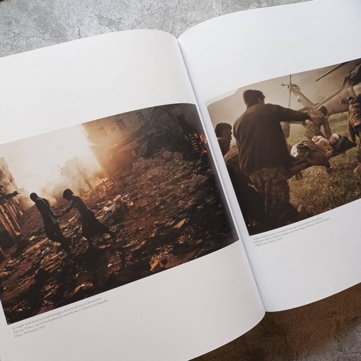 Booksmith2014's tweet photo. Magnum Magnum showcases the best of Magnum Photos, celebrating the vision, imagination and brilliance of its photographers.
https://t.co/5t7L7DgC37
.
#Thebooksmith #Bookshop #ร้านหนังสืออิสระ #photobook #photographers #Magnum #ช่างภาพ #ถ่ายภาพ https://t.co/myrnxbA4L5