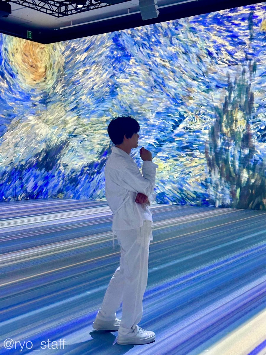 ryo_staff's tweet image. ベルサール新宿南口にて開催中の 『#ImmersiveMuseumTOKYO vol.3 印象派と浮世絵』吉沢がアンバサダーとして、イヤホンガイドも担当させて頂いています。こちら会場で楽しめるAIゴッホさんに描いて頂いた吉沢と、ゴッホの世界に埋もれた吉沢です🎨✨ 連休にでも是非 #イマーシブミュージアム へ😊