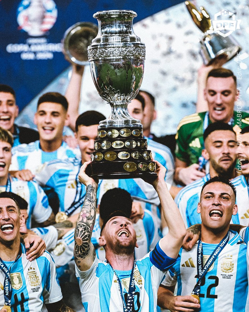 DoentesPFutebol's tweet photo. Messi é agora o primeiro jogador na história do futebol a conquistar 45 🏆 títulos na carreira.

O lendário argentino vai encerrando sua carreira como o maior em títulos e bola de ouro. Isso crava o seu tamanho na história. 

Seu fim vai chegando. Foi um prazer acompanhá-lo. https://t.co/xMTmNX45Hm