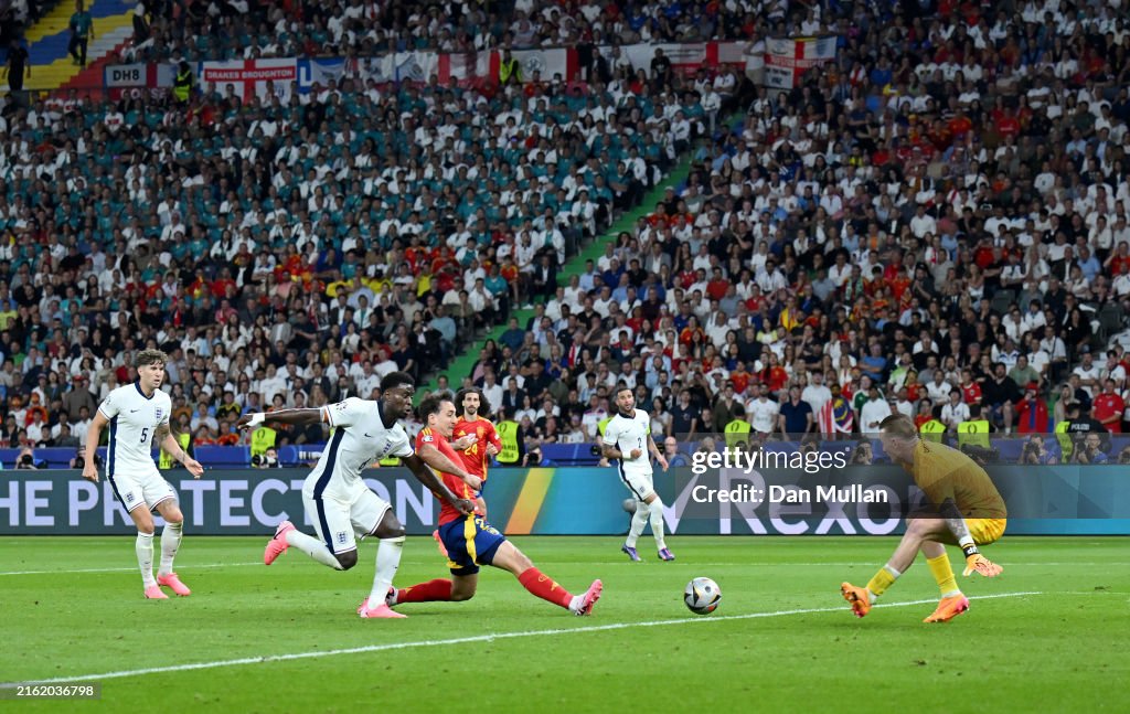 CopaLendas's tweet photo. Mikel Oyarzabal, Espanha 🇪🇸.
Espanha 🇪🇸 2 x 1 🏴 Inglaterra.
Campeão Europeu.
Euro Copa 2024, Alemanha.
#oyarzabal #españa #uefa #leyenda #campeone #laroja #lafuria #lafuriaroja #rfef #adidas #olympiastadion #berlin #esp #euro2024 https://t.co/3iN1VH41s4