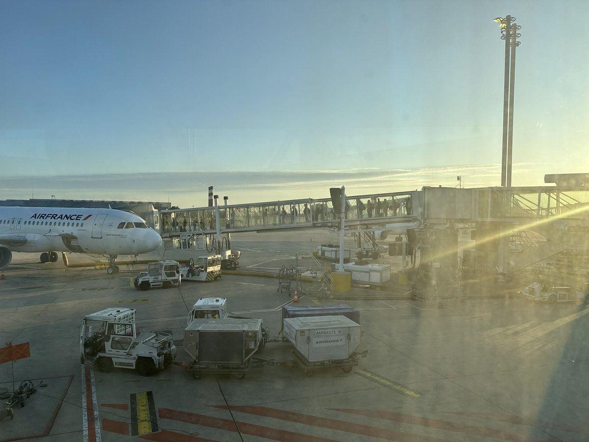 V_Couronne's tweet image. Départ pour Lisbonne pour la conférence du European Media and Information Fund de la @FCGulbenkian pour parler lutte contre la désinformation après 3 ans d’activité du Fonds et 6,3 millions € alloués à des médias et chercheurs. #EMIF #FactChecking #Desinformation #Disinformation