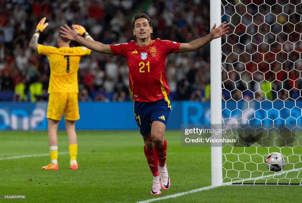 CopaLendas's tweet photo. Mikel Oyarzabal, Espanha 🇪🇸.
Espanha 🇪🇸 2 x 1 🏴 Inglaterra.
Campeão Europeu.
Euro Copa 2024, Alemanha.
#oyarzabal #españa #uefa #leyenda #campeone #laroja #lafuria #lafuriaroja #rfef #adidas #olympiastadion #berlin #esp #euro2024 https://t.co/3iN1VH41s4