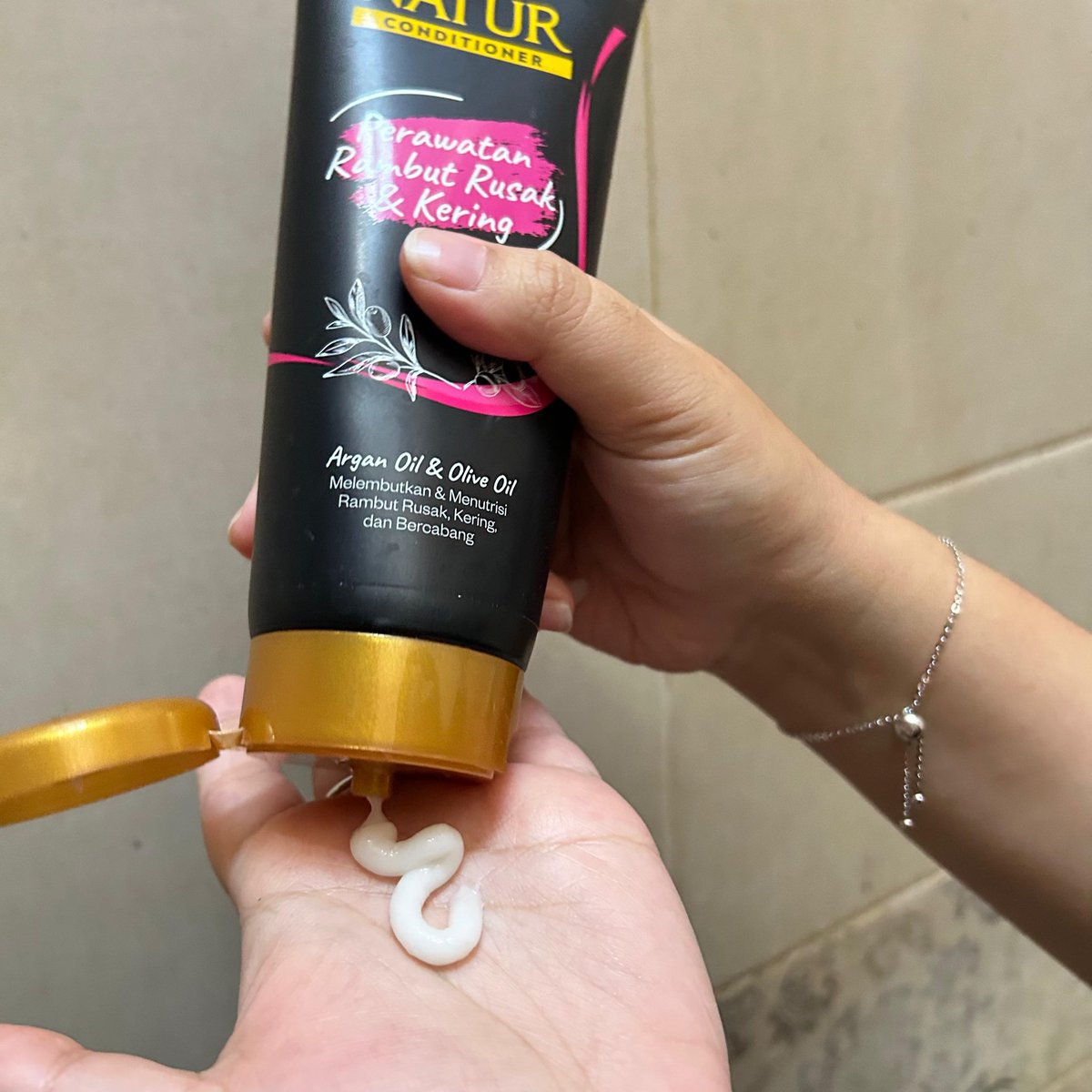 Nitanitong_'s tweet photo. dan stelah dicoba alhasil work bgt di aku buat ngatasin rambut kering & bercabang, aku pake Natur Conditioner yg varian Argan Oil dia pake bhn alami jdi bikin rambut lembut, wangi dan pastinya rambut aku jdi lebih sehat https://t.co/yKjcveppIv
#RambutLembut #ConditionerAlami https://t.co/LYWdJAtDpI