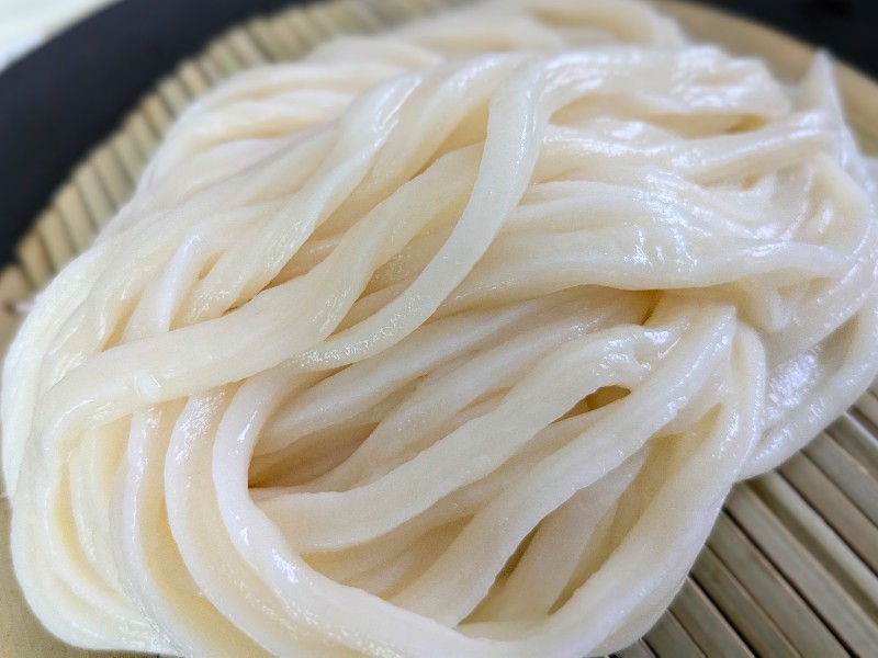 chama681's tweet photo. 今日のお昼は自家製麺。
蒸し暑いので、サッパリ「ざるうどん」でいただきました☺
#手打ちうどん https://t.co/GMxMHjm2hf