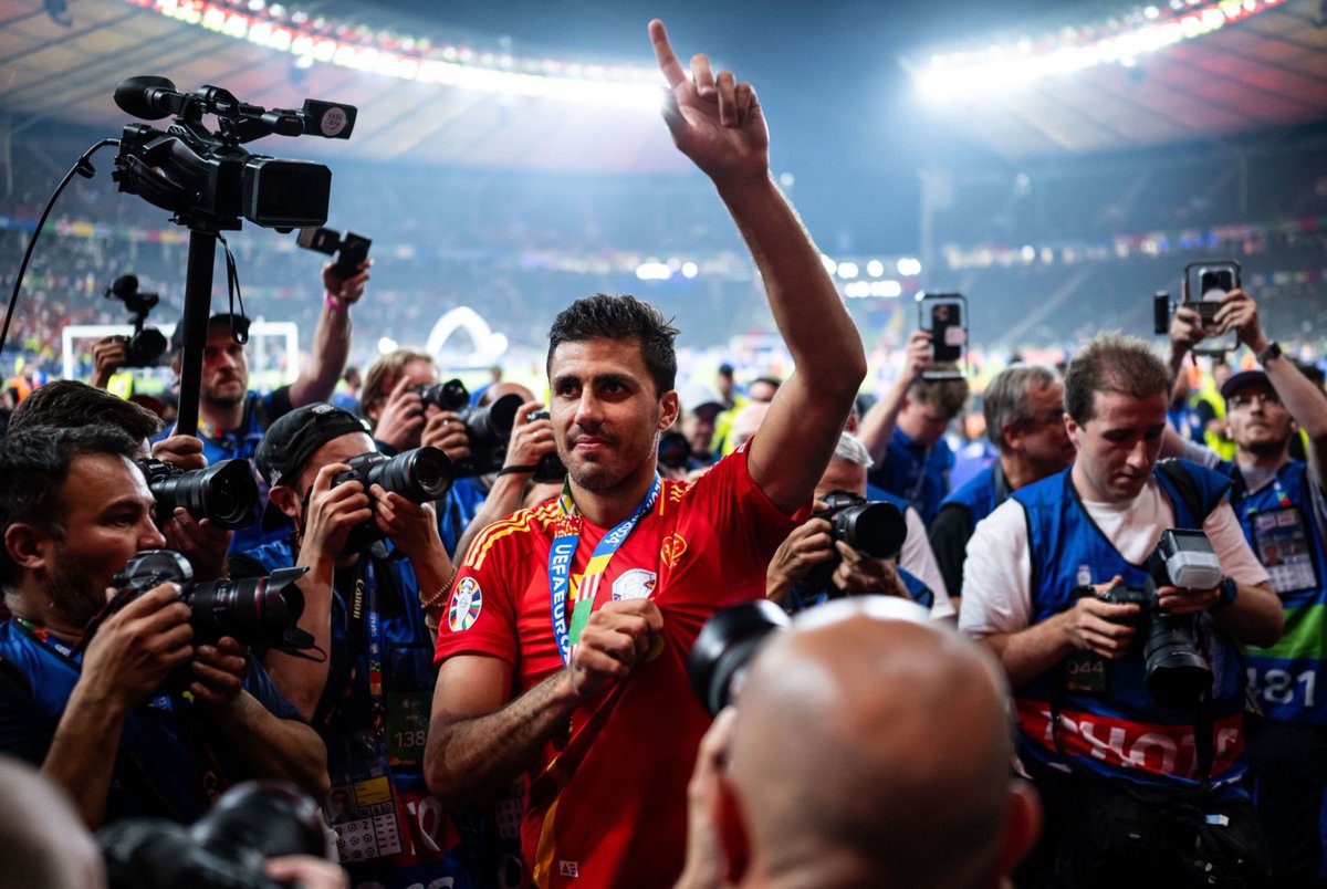 mehulg10's tweet image. No stupid Rice and Saka debates. No Bellingham agendas. Rodri Ballon d’Or stocks at an all-time high.

Football won.