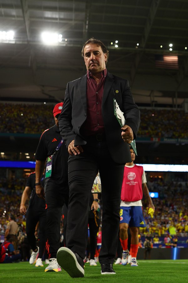 SVargasOK's tweet photo. 🗣️ Néstor Lorenzo: "De los dos finalistas hay uno que está marcando una era, no es una casualidad y antes de esta era perdió dos finales de Copa América y una final de un Mundial. Hace 7 años que está Scaloni con los muchachos, lo felicito. Nosotros recién empezamos. Ojalá volvamos a jugar la final próxima y clasifiquemos al Mundial. No nos olvidemos del pasado reciente. Orgulloso de los muchachos. El camino fue hermoso, les agradezco a los jugadores".