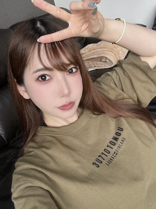 おはよー！  今日は撮影会でした！☺ Tシャツは事務所に届いたプレゼントを着たよ🥰  昨日プレゼントでいただいたブレスレットもつけた🥺✨ https://t.co/yg49Zkks7I