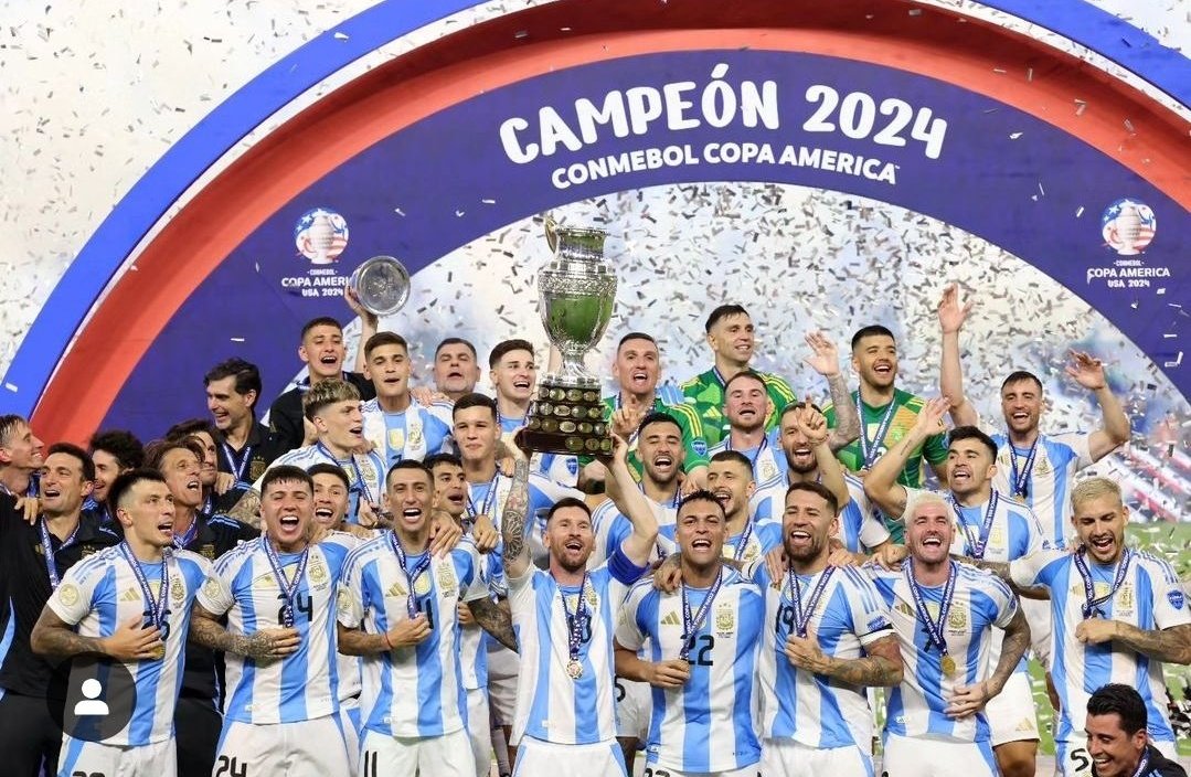 ¡Somos bicampeones de América!🇦🇷🏆🏆 Esta Selección es una cosa de locos. La mejor de la historia. Cuarto título en cuatro finales. Aún sin brillar, venció al equipo con mejor presente del continente y con Messi en el banco. Enorme Copa de Lautaro🙅🏻‍♂️