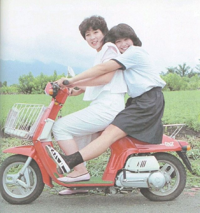 hotaru_tomoesa's tweet photo. 松田聖子のバイクツーリング⁉️🏄‍♂️ はて 前の女性  🏄‍♀️❓らしき人は誰なんでしょうか #futuristiccity11962 #universalclock 🌞 #clock85x 🌙  #seiko 🛵#motorcycle 🛵#オートバイ   🛵#オートバイ85x🛵#Motorrad 🛵#摩托车 🛵#오토바이 🛵 https://t.co/vXRIa0Gppy