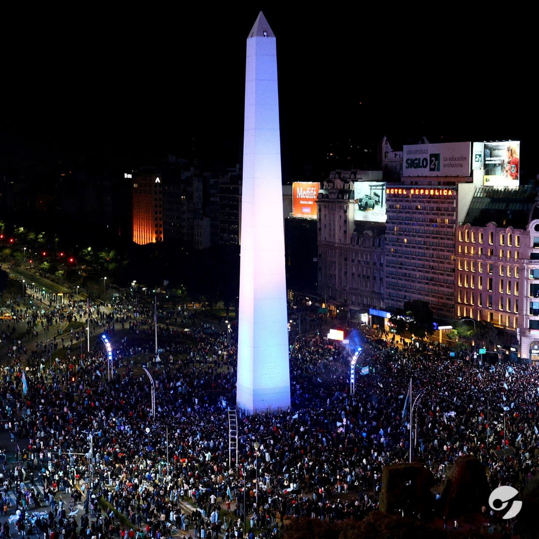 clarincom's tweet photo. QUE PRIVILEGIO SER ARGENTINO | Así está el Obelisco a las 2:20 de la madrugada por los festejos de Argentina bicampeona de la Copa América 🇦🇷 https://t.co/fmDDQEUmI4