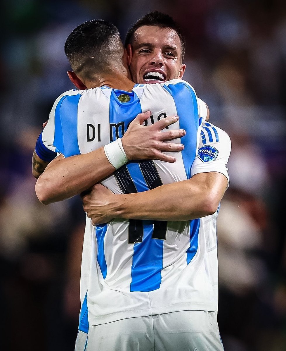 De Rosario para el mundo. 🫂🇦🇷🇺🇦

¡Salud, bicampeones! 🏆🥇