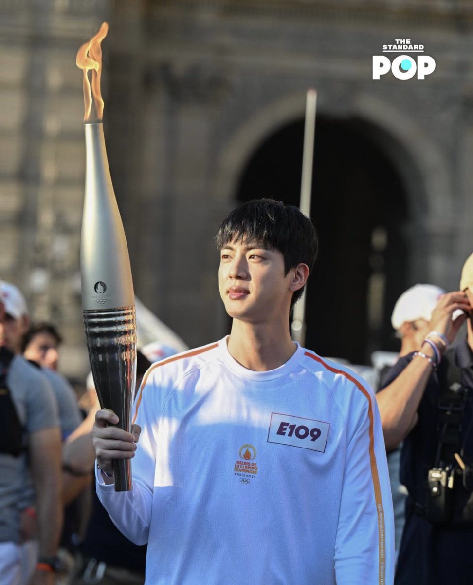 TheStandardPOP's tweet photo. Wang Yibo และ Jin วง BTS ในฐานะตัวแทนจากจีนและเกาหลีใต้ ถือคบเพลิงในงานมหกรรมกีฬาโอลิมปิก 2024 ณ กรุงปารีส 🇫🇷✨

#WangYibo_Olympic2024
#YIBOxParisOlympics2024
#WangYibo #王一博 #หวังอี้ป๋อ 
#Jin #BTS #김석진 
#JinxOlympics2024 
#Olympics #Paris2024 https://t.co/KS6qUW6FZq