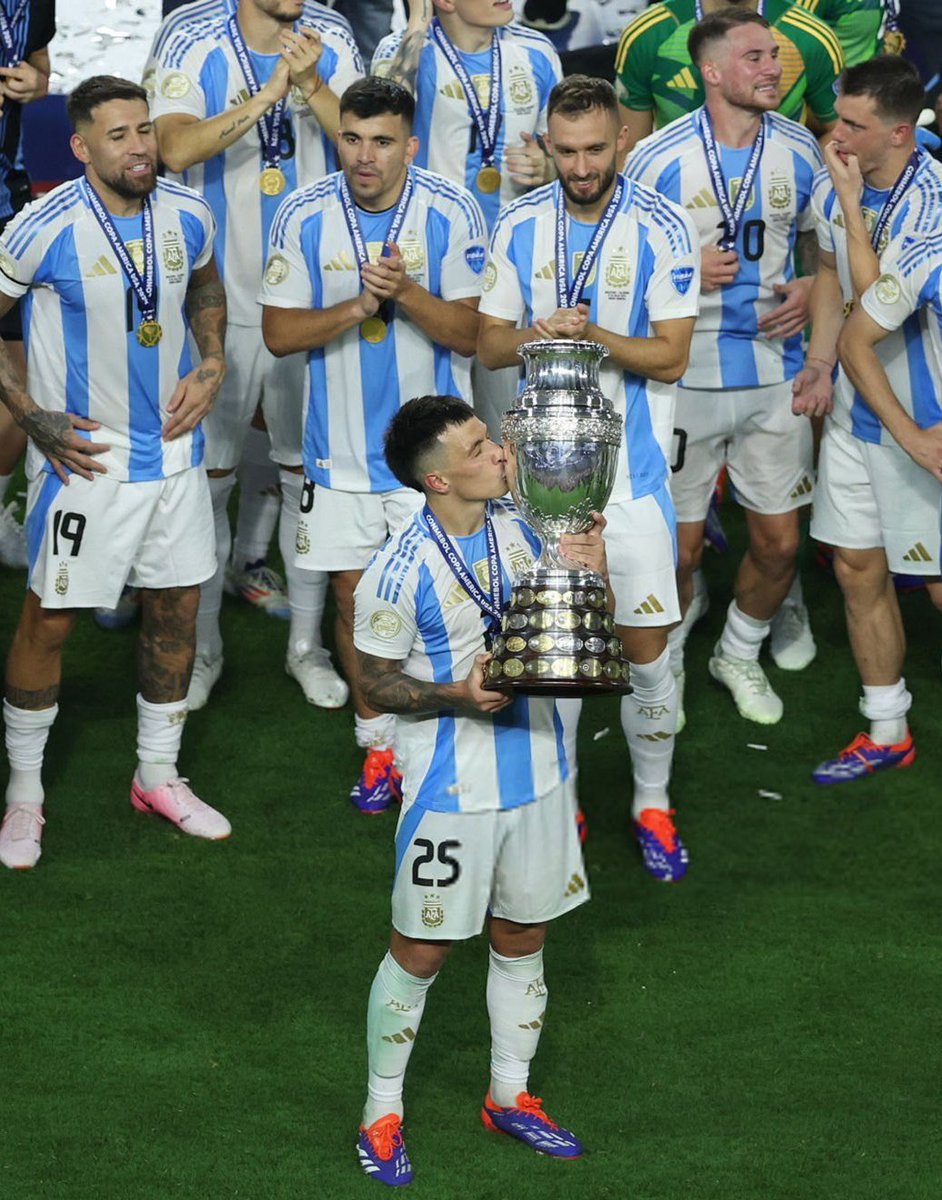 - 2020: Dutch Super Cup winner
- 2021: Dutch Cup winner
- 2021: Eredivisie Champion
- 2021: Copa América winner
- 2022: Eredivisie Champion
- 2022: World Cup winner
- 2022: Finalissima winner
- 2023: Carabao Cup winner
- 2024: FA Cup winner
- 2024: Copa América winner

LISANDRO