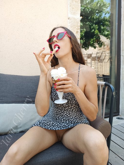 Je ne comprends pas pourquoi tout le monde me regarde quand je mange ma glace 😋    🎁 -14% sur l'abonnement<a href="/tag/flashing"class="tags"><span>#flashing</span></a><a href="/tag/publicflashing"class="tags"><span>#publicflashing</span></a><a href="/tag/flashingpublic"class="tags"><span>#flashingpublic</span></a><a href="/tag/exhibitionhotwife"class="tags"><span>#exhibitionhotwife</span></a>