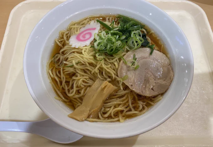 昼食。フードコートのラーメン。 