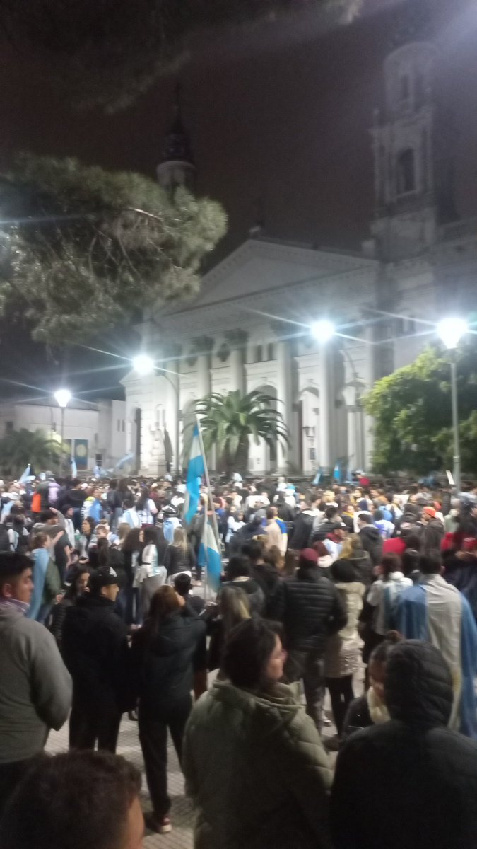 La gente volvió a creer y vivir el fútbol gracias a la scaloneta. Dios envió un angel para darle otra copa a messi #poesiarandom