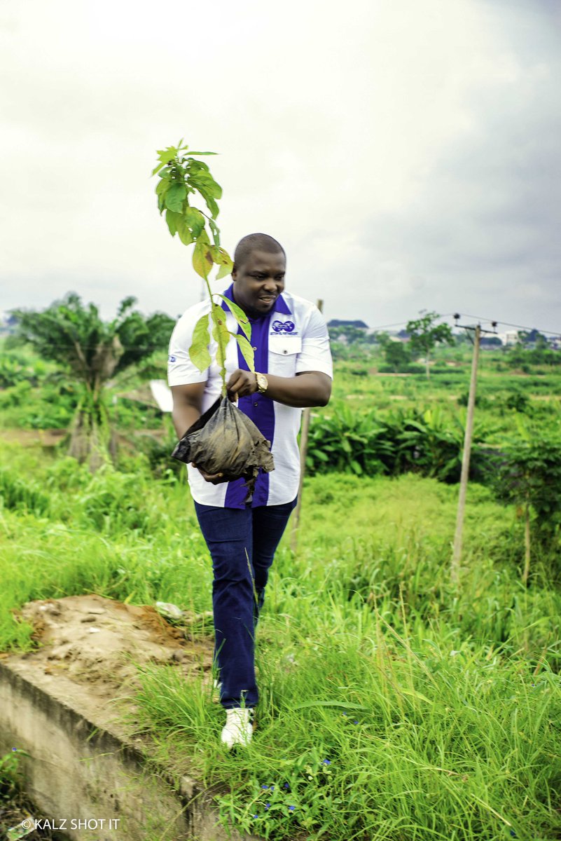 Nwonodi2nv's tweet photo. Society of Petroleum Engineers Nigeria Council/PH Section Tree Planting lnitiatives in Partnrship with Nigeria Conservation Foundation nd Rivers State Ministry of Agriculture .
Trees are life saver as they produces oxygen,improving air quality,reduces carbon emission etc.
#NCF https://t.co/8QSOpwzJCI