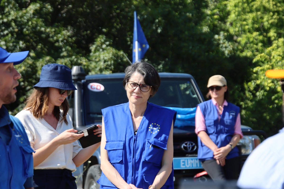 🔭🚙Last week, our <a href="/EUMMGeorgia_HoM/">EUMM Head of Mission</a> hosted a parliamentary delegation from the 🇳🇱 Netherlands on a patrol to the South Ossetian Administrative Boundary Line. Our monitors briefed them on the latest security and humanitarian developments. <a href="/melinearakelian/">Meline Arakelian</a>