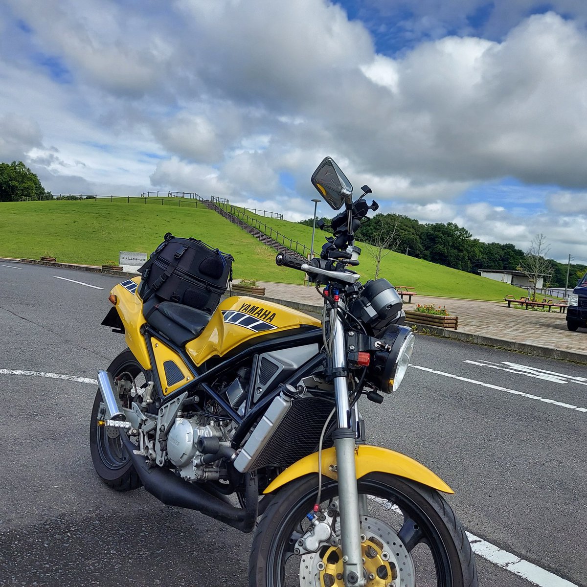 kazuyahashimoto's tweet photo. 雨はお昼過ぎに曇りへと変わったので、これはバイクに乗るチャンス!
空気も冷えてるし、路面から立ち上る熱気もないし、照りつける日射しもない。
今の時期でこんな日はなかなかない!!
ひさびさのおバイクは気持ちいい~ヽ(^0^)ノ
#r1z
#三王山ふれあい公園
#sunnysidecafe https://t.co/b7UfrSd4ho
