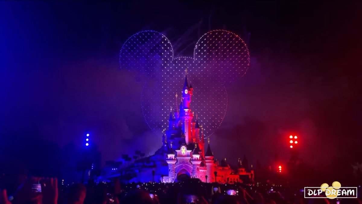 🏆 Disneyland Paris décroche officiellement le record du monde de la "plus grande image aérienne d'un personnage fictif formée par des drones/multirotors", avec 1571 drones, à l’occasion de son feu d’artifice du 14 juillet !👏