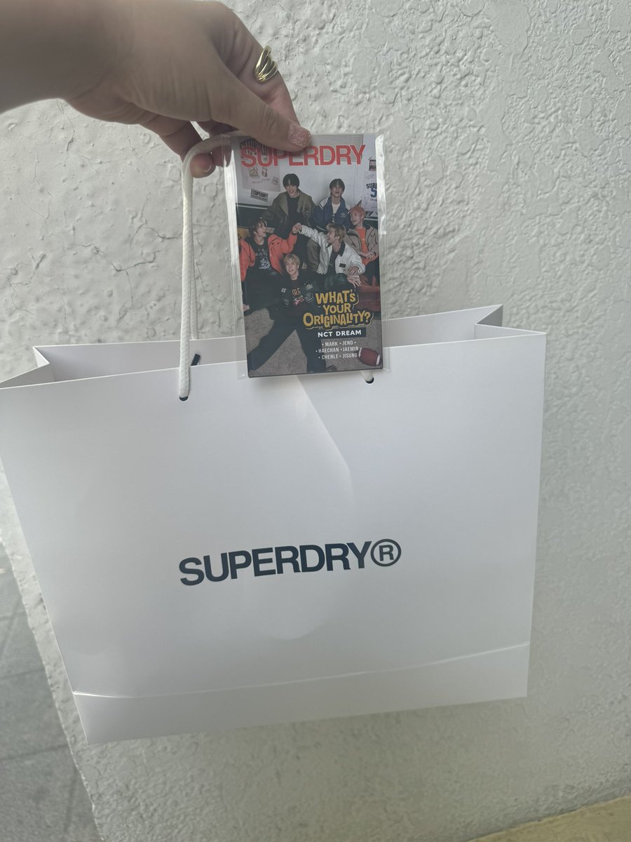 owarai05's tweet photo. SUPERDRY® 
7/15~ nctdream コラボ😆💕
ジェミンの写真展narcissism終わった後にX開いたら話題になっていたので、そのまま向かいました🌞
店内の外のスクリーンで動画流れてるし中もとても可愛かったです。
購入者限定(100名先着/日)でハガキかシールもらえるキャンペンやってました☀️
4枚目のものです https://t.co/3YUeo4ENEs